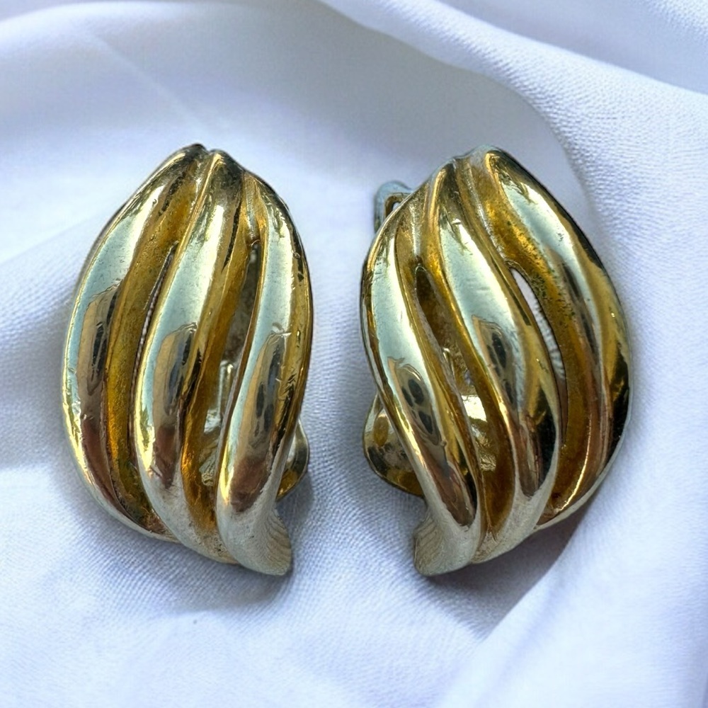 Vintage CHRISTIAN DIOR Gold Ribbed Earrings - Picture 5 of 5